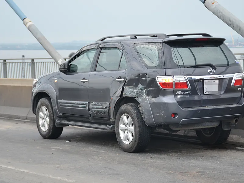 Chiếc xe ô tô bị hư hỏng ở phần đuôi sau va chạm 